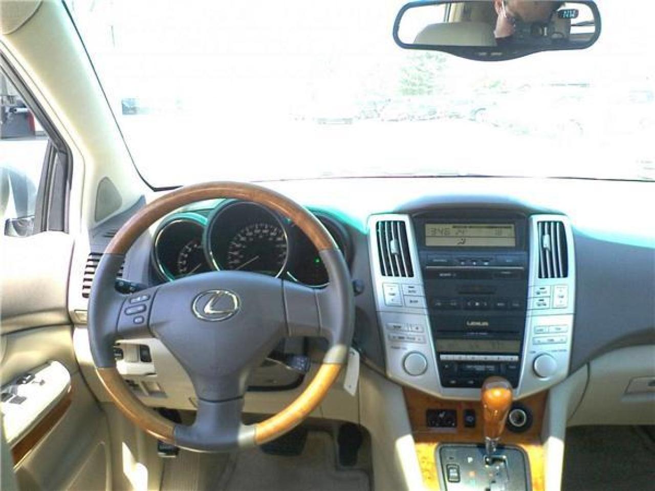 558977