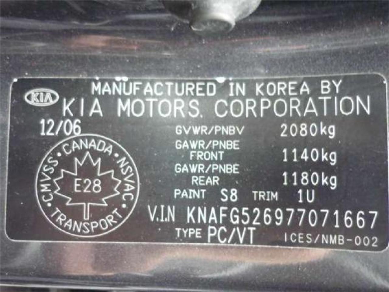 568835