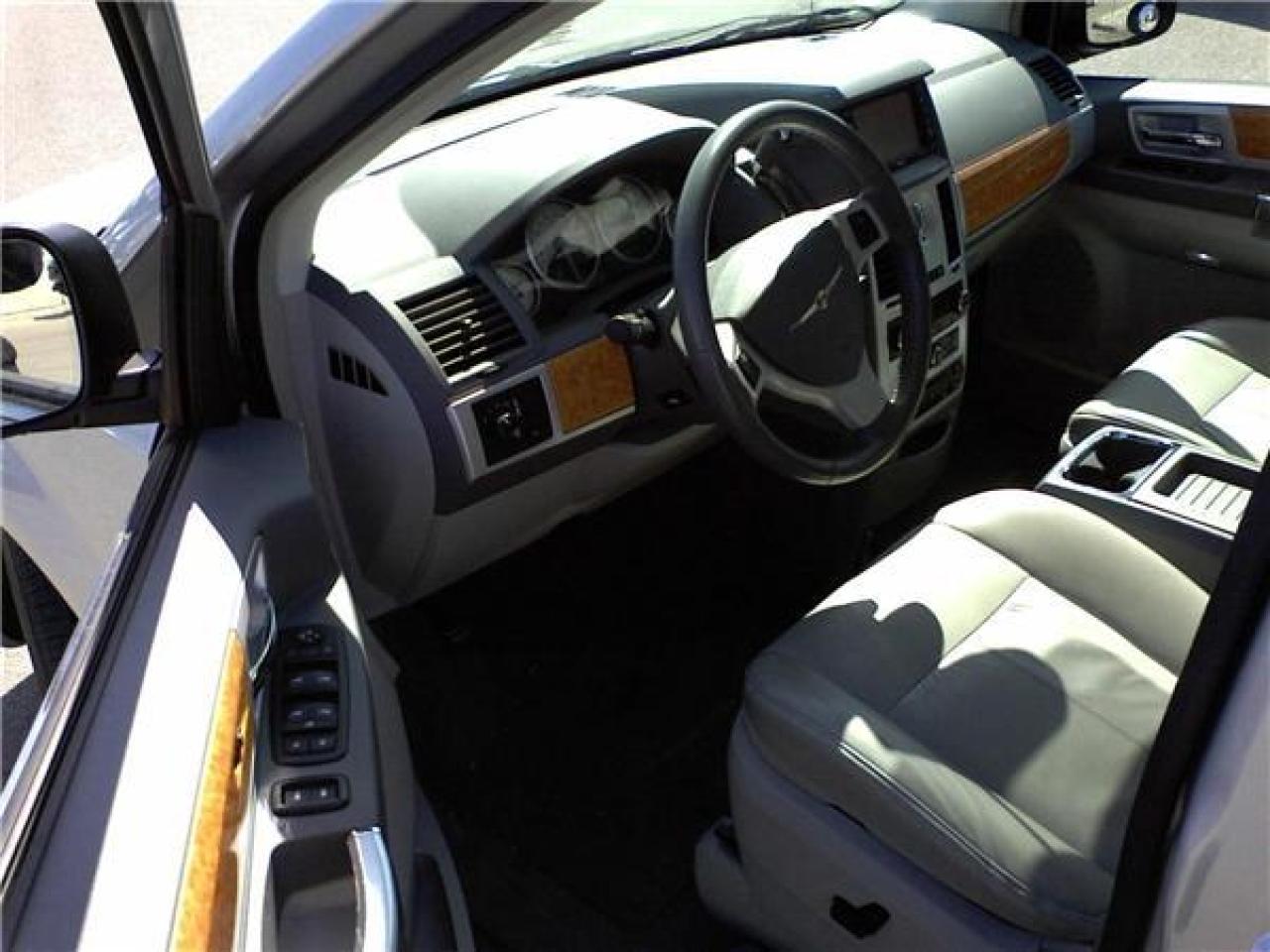 Used 2008 Chrysler Town & Country Limited for sale in Mississauga, ON
