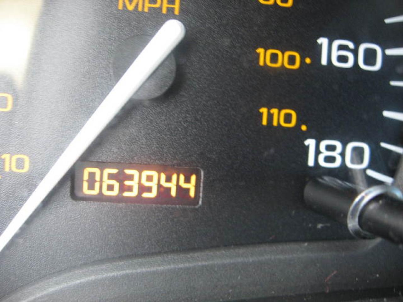 600438