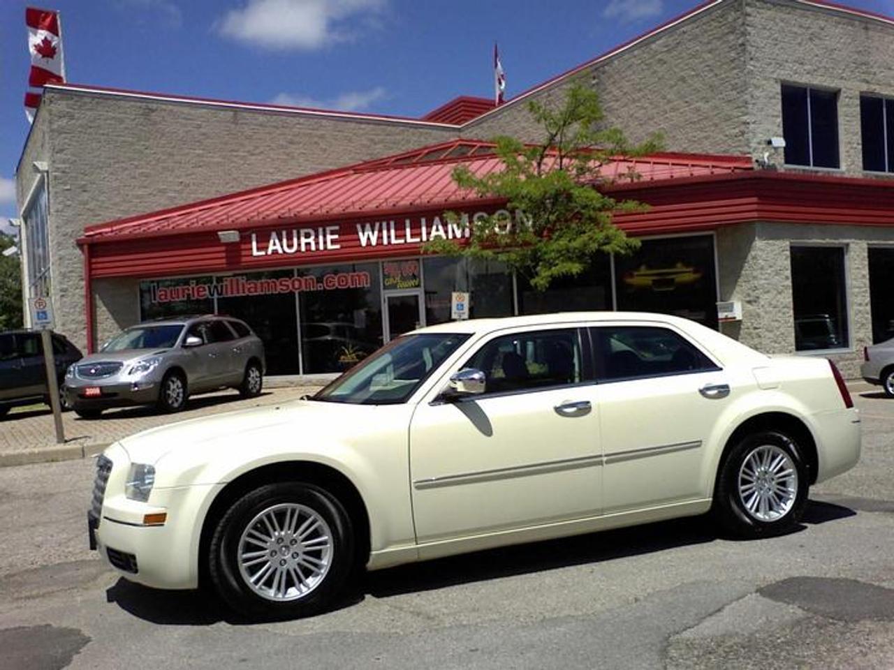 A beauty colour combo and equipped with all the right equipment. CARPROOF VERIFIED. Lots of Chrysler factory warranty remaining. Dealer can finance and trade ins welcome. Call us toll-free at 1 888 886-7398