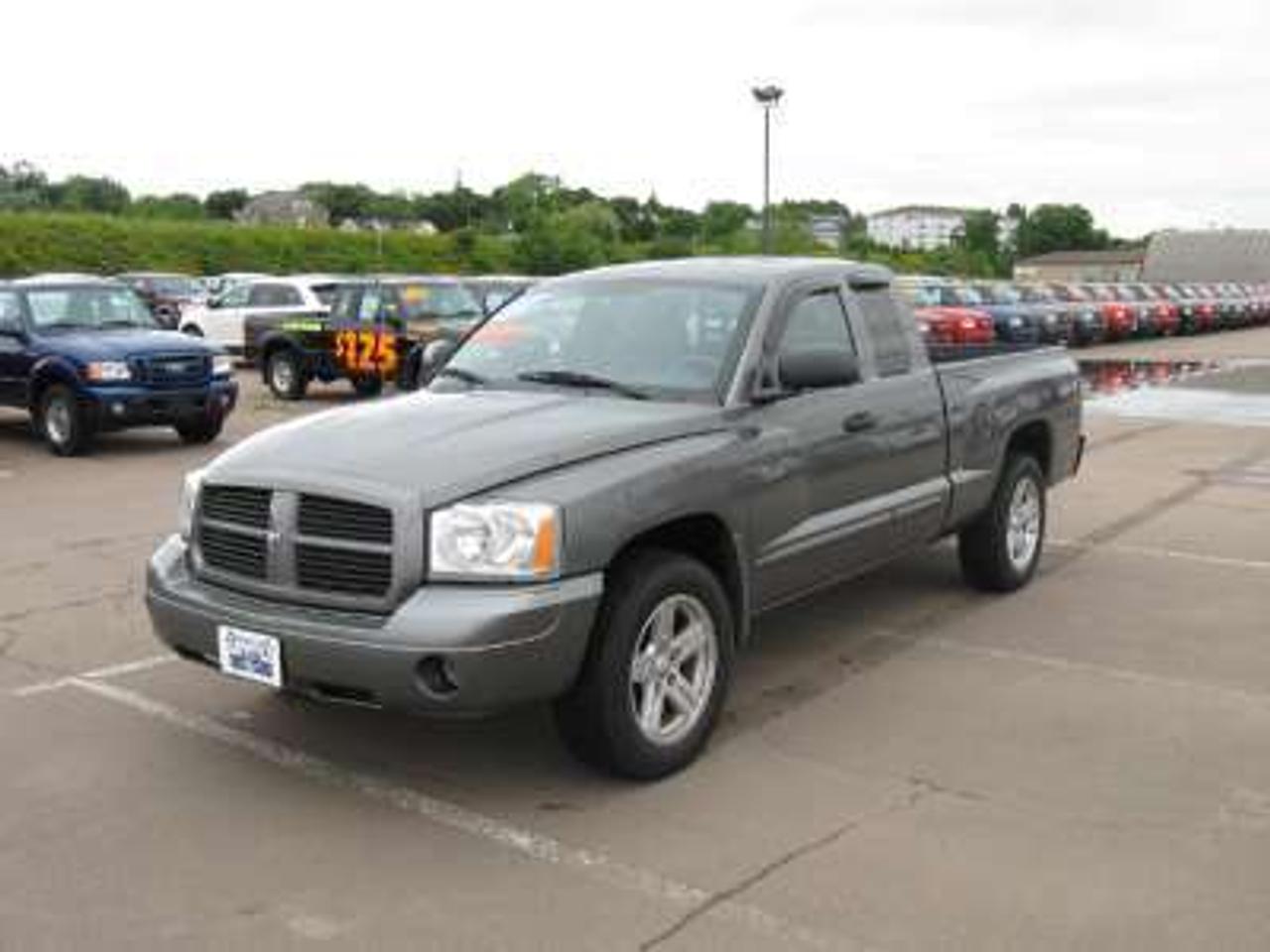 2007 Dodge Dakota SLT Club Cab 4x4 truck with only 72,807 kilometers.  6 cylinder, automatic, fully loaded including power drivers seat and alloy wheels.  Recently safety inspected.  Gray exterior with matching gray cloth interior.  This vehicle was a trade-in.
Passengers: 5
3.7 Liter
Warranty: Available
Home of the