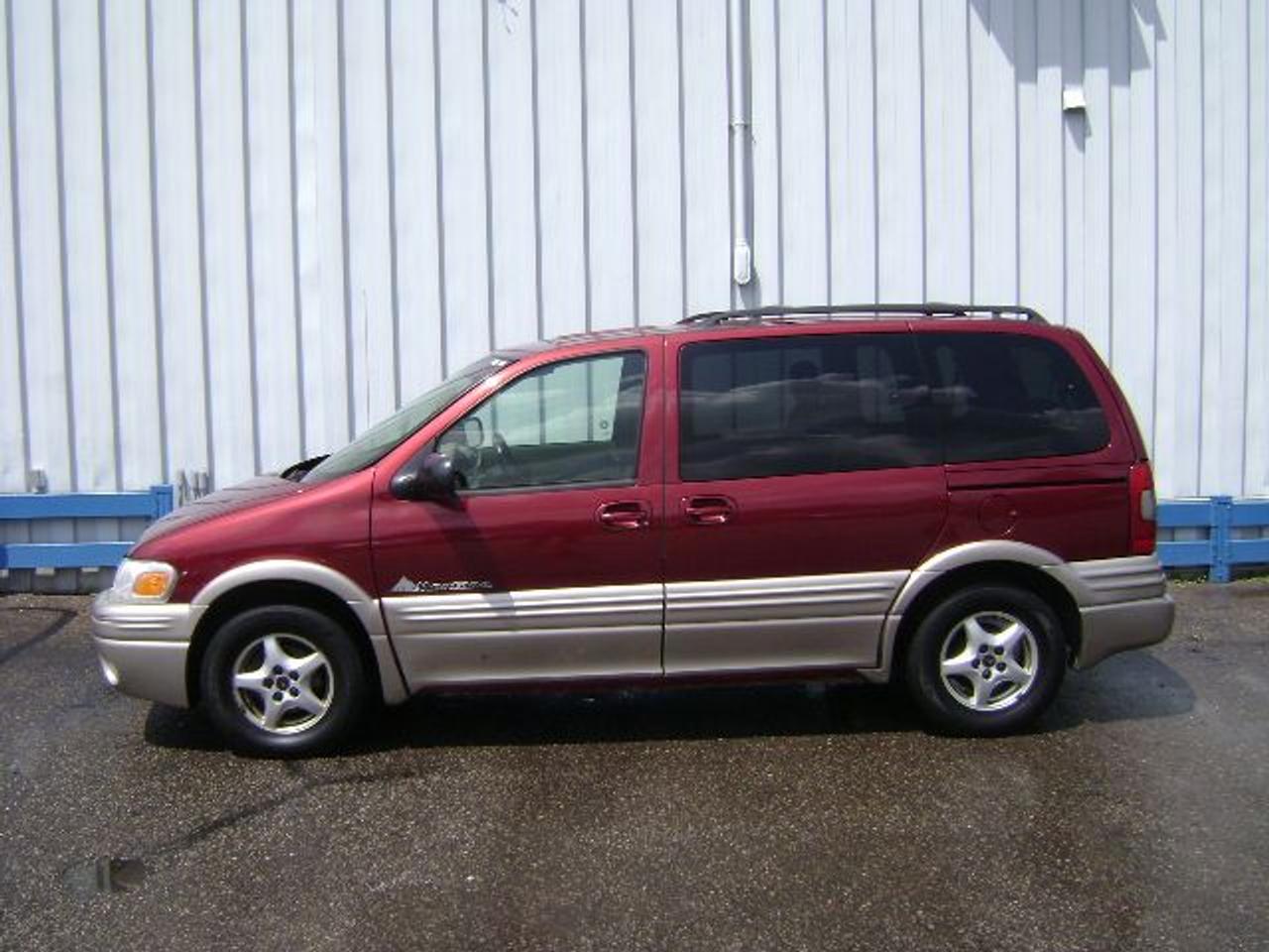 This Canadian van includes a CARPROOF history report and is guaranteed lien free. 3 year warranty available! Buy with Confidence - Non-commissioned sales staff! Family Owned Business for Over 30 Years! Trade-ins welcome. Price/payments(OAC)+ taxes & licensing. Call for details!