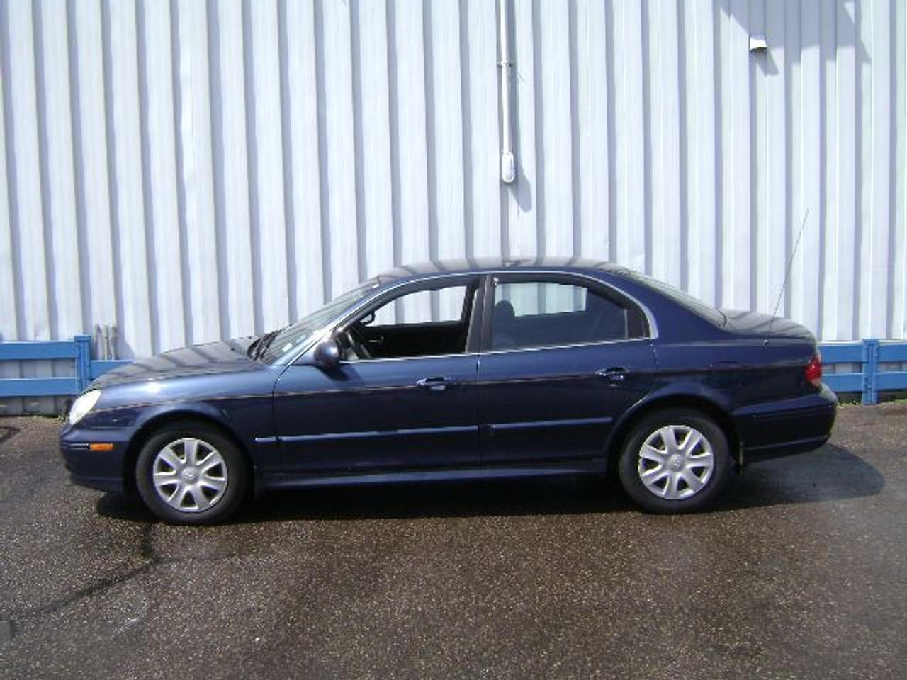This Canadian car includes a CARPROOF history report and is guaranteed lien free. 3 year warranty available! Buy with Confidence - Non-commissioned sales staff! Family Owned Business for Over 30 Years! Trade-ins welcome. Price/payments(OAC)+ taxes & licensing. Call for details!