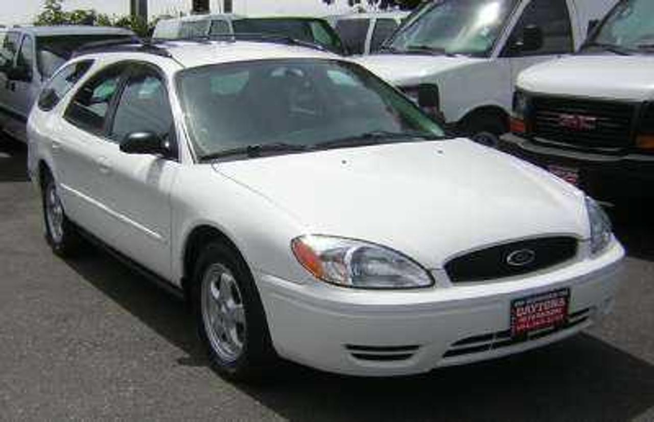 - Engine: 3.0 Liter EFI
2004 Ford Taurus SE Wagon V6 auto power group
a/c tilt cc cd key less alloys power seat 8 passenger
local vehicle excellent condition, BCAA inspected
175km Financing available, to view our inventory or
Apply on line please visit www.daytonaauto.net or call
604-263-2222