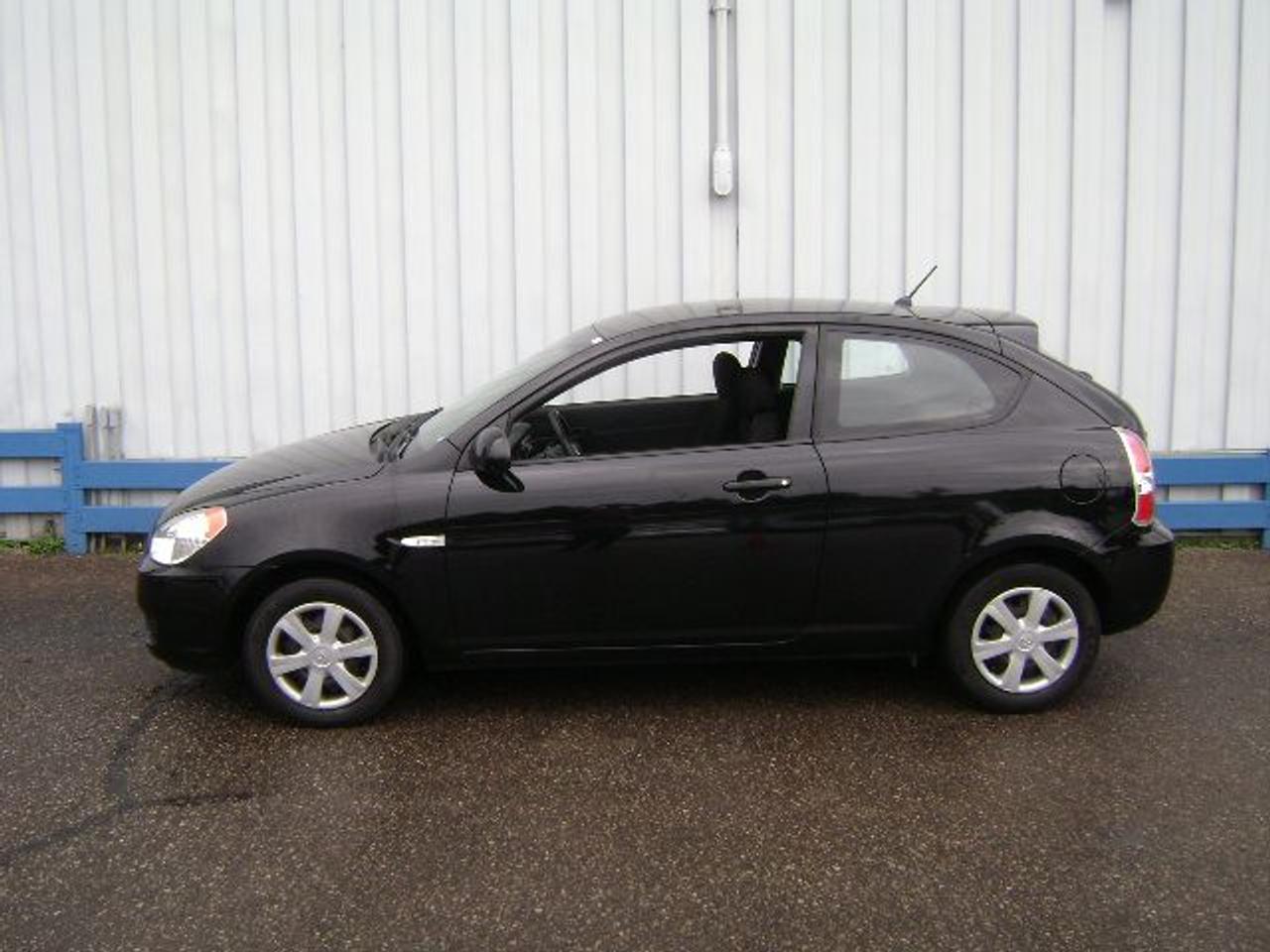 This Canadian car includes an accident free CARPROOF history report, balance of factory warranty, and is guaranteed lien free. Buy with Confidence - Non-commissioned sales staff! Family Owned Business for Over 30 Years! Trade-ins welcome. Fill out our online credit application 24/7 at www.qualitycarsales.com to get pre-approved! Price/payments(OAC)+ taxes & licensing. Call for details!