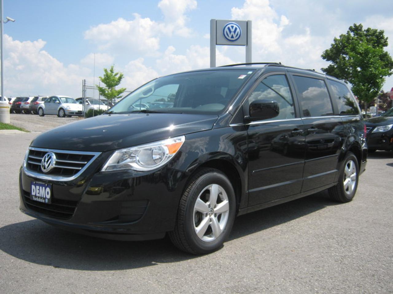 <P>Automatic, Power Sliding Doors, Power windows, Power mirrors, Keyless Entry, Front and Side airbags. Low Low km!!!! Balance of factory warranty plus 2 Years 40000 km Certified Pre-Owned warranty included.</P>