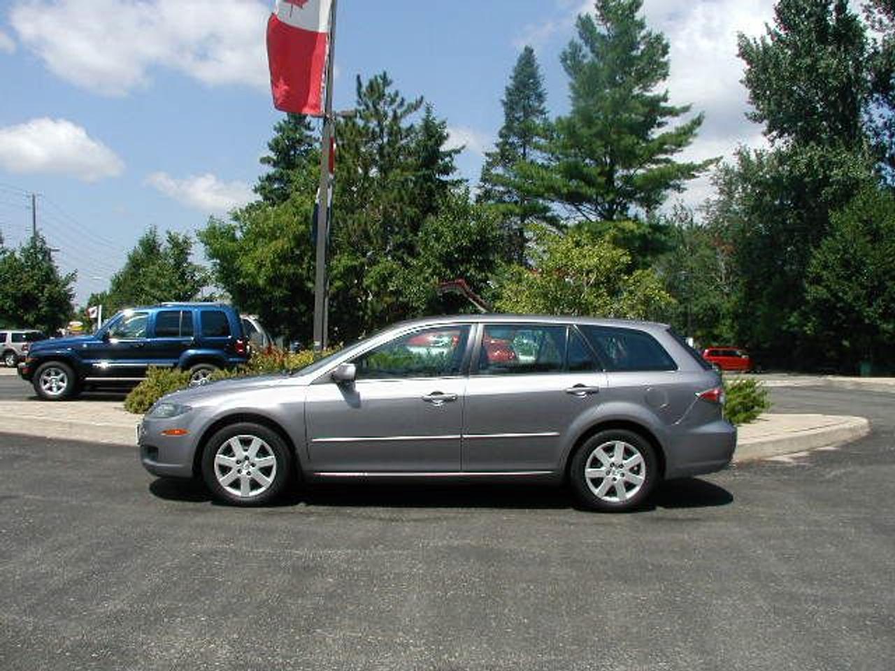 Sporty looking wagon with rear folding seats and cargo divider. Low financing options available. 705-725-1515
www.lawtonauto.ca