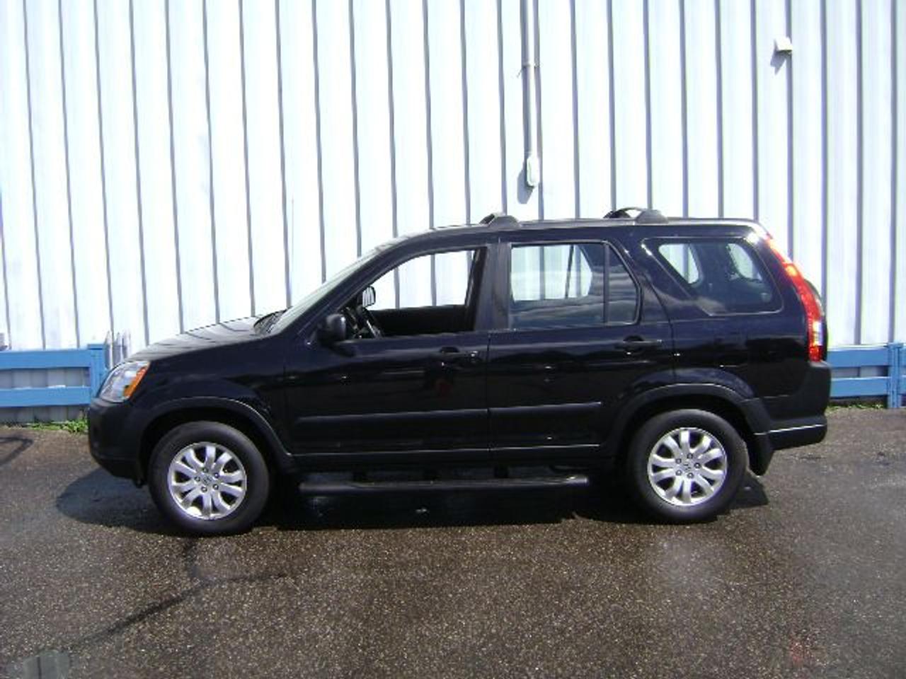 This Canadian SUV includes an accident free CARPROOF history report, balance of factory warranty, and is guaranteed lien free. Buy with Confidence - Non-commissioned sales staff! Family Owned Business for Over 30 Years! Trade-ins welcome. Fill out our online credit application 24/7 at www.qualitycarsales.com to get pre-approved! Price/payments(OAC)+ taxes & licensing. Call for details!