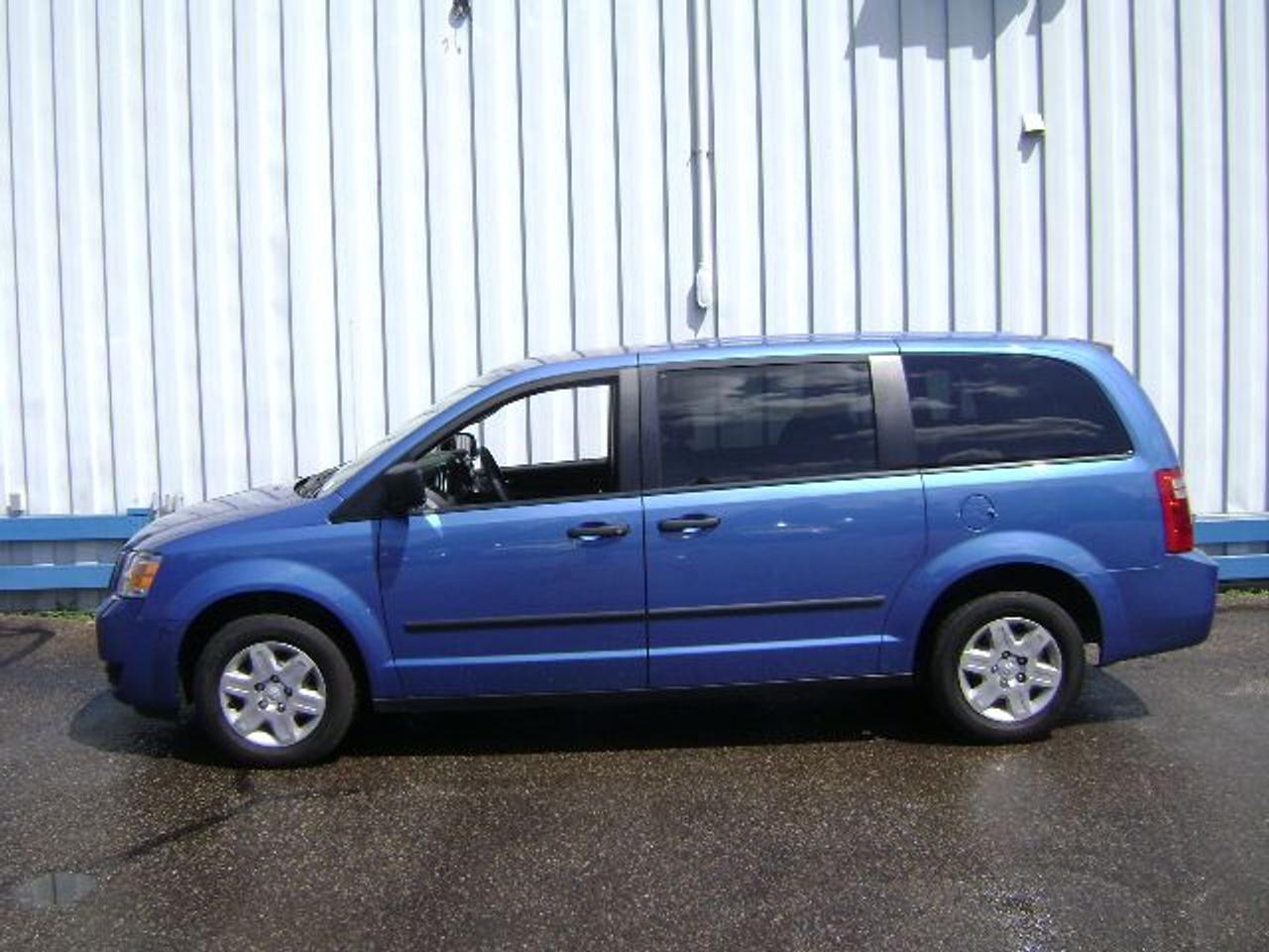 This Canadian van includes an accident free CARPROOF history report, balance of factory warranty, and is guaranteed lien free. Buy with Confidence - Non-commissioned sales staff! Family Owned Business for Over 30 Years! Trade-ins welcome. Fill out our online credit application 24/7 at www.qualitycarsales.com to get pre-approved! Price/payments(OAC)+ taxes & licensing. Call for details!