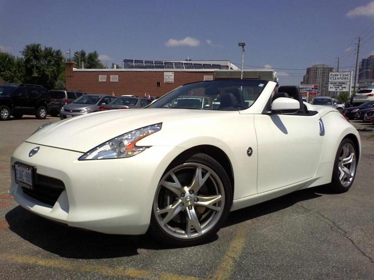 BEST JAPANESE-BUILT 370Z ROADSTER WITH SPORT PACKAGE AND FACTORY NAVIGATION SYSTEM, CALL TODAY FOR THIS AMAZING CASH DEAL FOR OUR GENERAL MANAGERS DEMO!