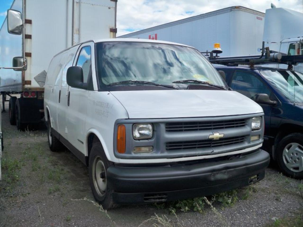 608023