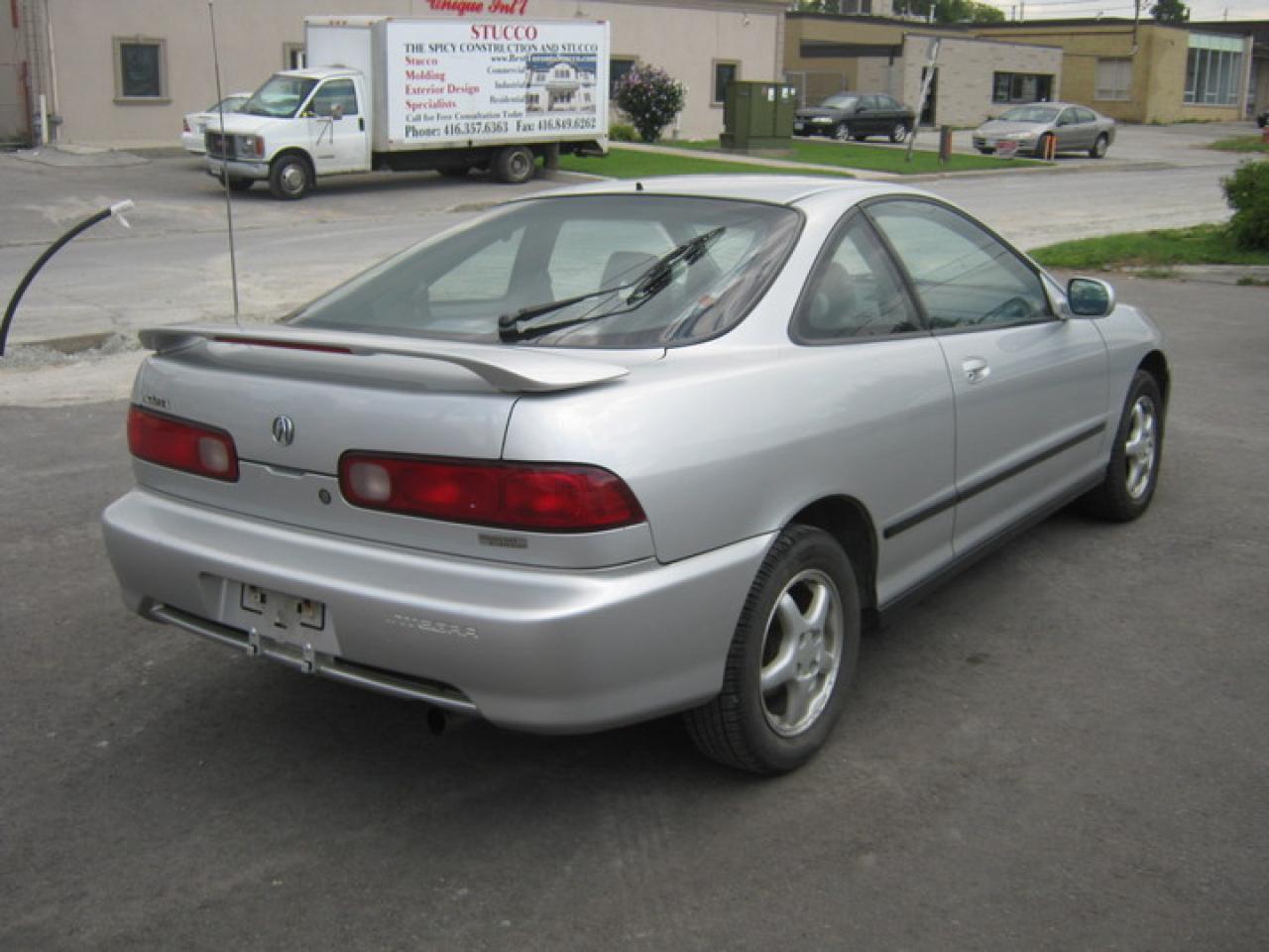 608221