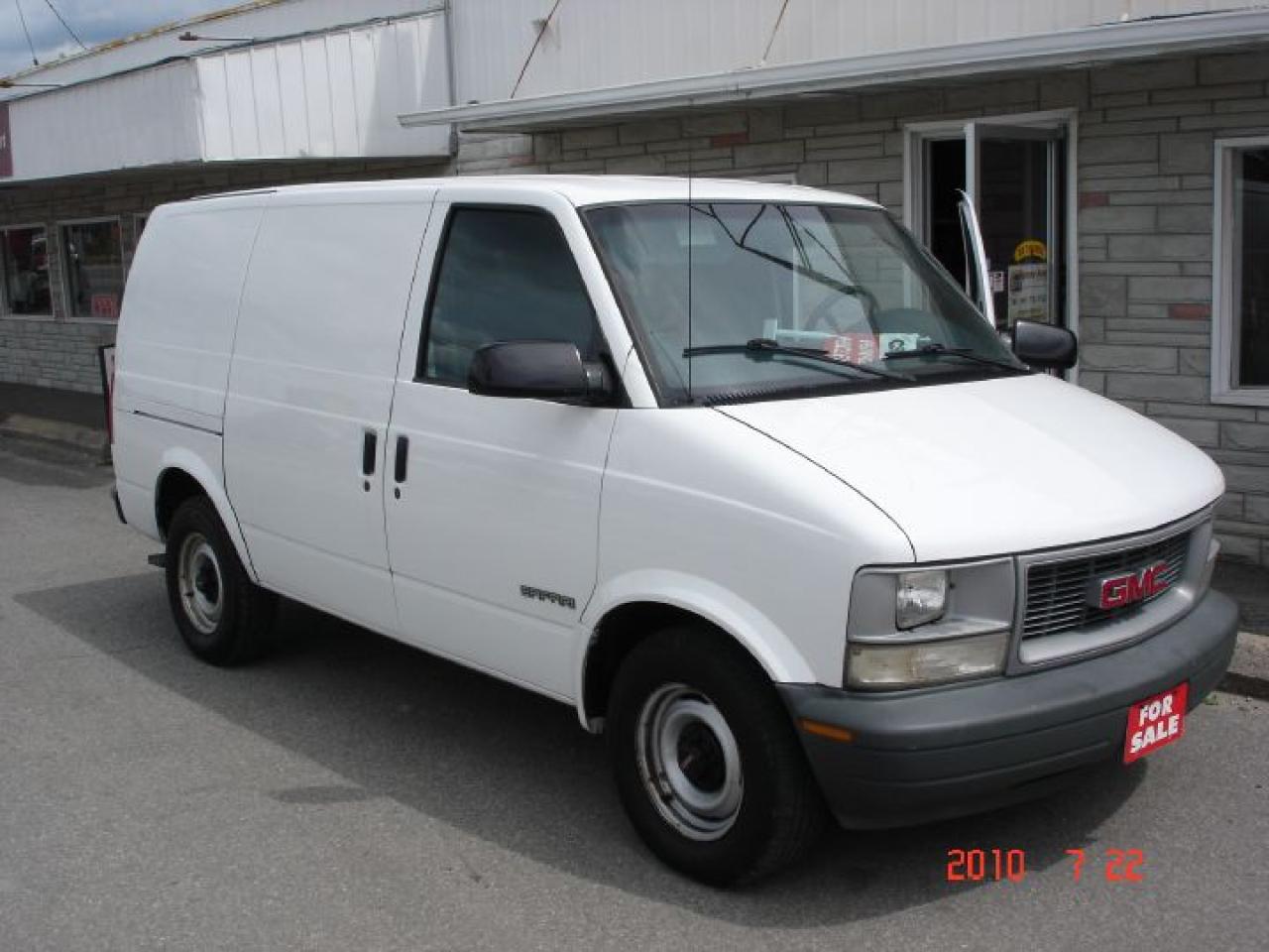 Used 2000 GMC Safari white for sale in Bradford, ON