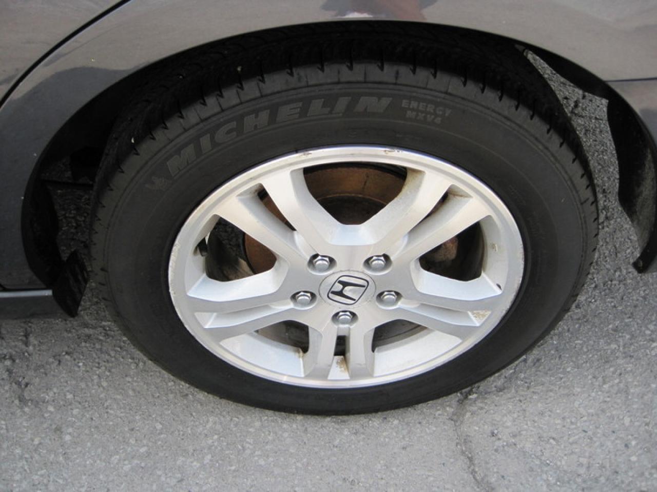 608571