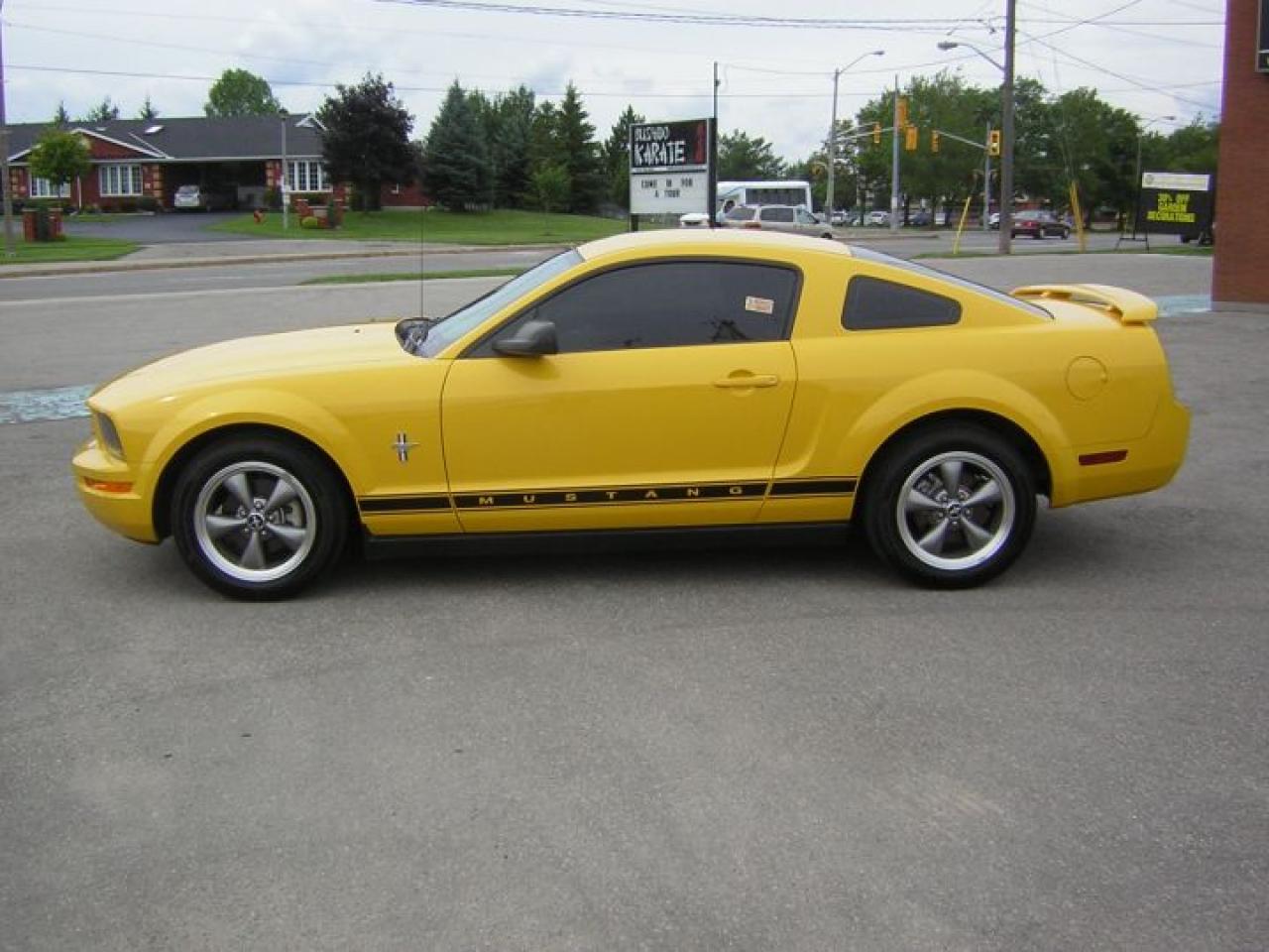 Used 2006 Ford Mustang Coupe for sale in Brantford, ON