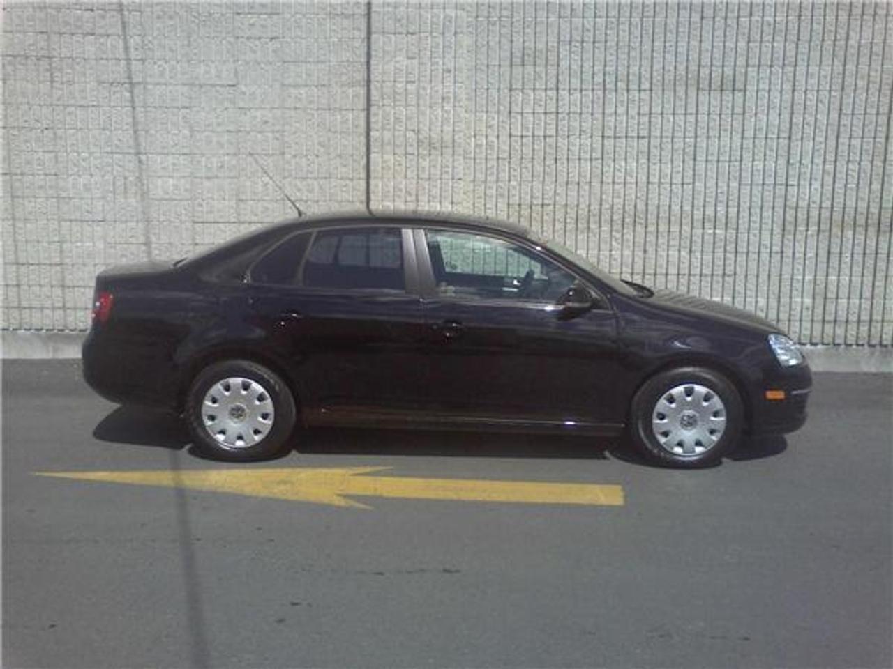 AC,Airbags,AM/FM MP3,Power Door Locks,Power Mirrors,Power Windows,Sunroof