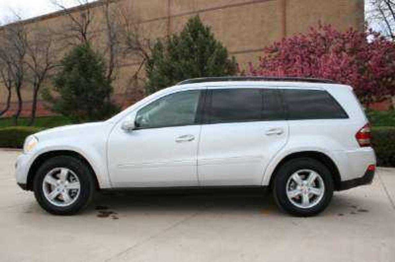 LIKE IT? BOOK A TEST DRIVE AND WE WILL BRING IT TO YOU! CALL US FOR DETAILS **NO COMMISSION SALES STAFF**ONE OWNER, NO ACCIDENTS, Steering wheel audio controls, Power liftgate, Heated front seats, Traction control, Power telescopic steering, memory seat.  INCLUDES CAR CARE PKG GOOD AT ALL 7 LOCATIONS!  VISIT WWW.AUTOWORLD.CA FOR MORE PICTURES AND DETAILS. This vehicle comes with a 143 point BCAA Inspection. AUTOWORLD 604-858-6000,  toll free @ 1-888-574-6179. 7854 VEDDER RD, CHILLIWACK BC, V2R 4G9