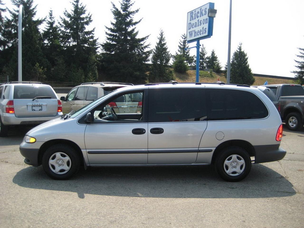 2000 DODGE CARAVAN SE, LOCAL FAMILY VAN, WELL MAITNAINED, IN EXCELLENT CONDITION.  LOW LOW KMS, WELL CARED FOR, 1 LOVING OWNER, COME AND SEE!