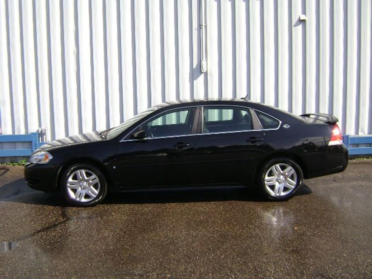 This Canadian car includes an accident free CARPROOF history report, balance of factory warranty, and is guaranteed lien free. Buy with Confidence - Non-commissioned sales staff! Family Owned Business for Over 30 Years! Trade-ins welcome. Fill out our online credit application 24/7 at www.qualitycarsales.com to get pre-approved! Previous daily rental. Price/payments(OAC)+ taxes & licensing. Call for details!