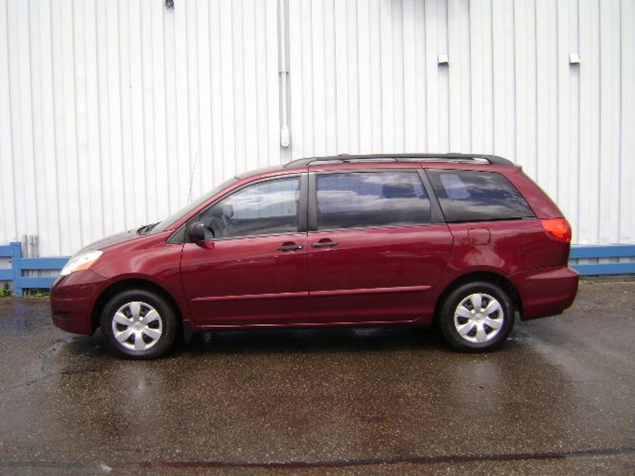 This Canadian van includes a CARPROOF history report, balance of factory warranty, and is guaranteed lien free. Buy with Confidence - Non-commissioned sales staff! Family Owned Business for Over 30 Years! Trade-ins welcome. Fill out our online credit application 24/7 at www.qualitycarsales.com to get pre-approved! Price/payments(OAC)+ taxes & licensing. Call for details!