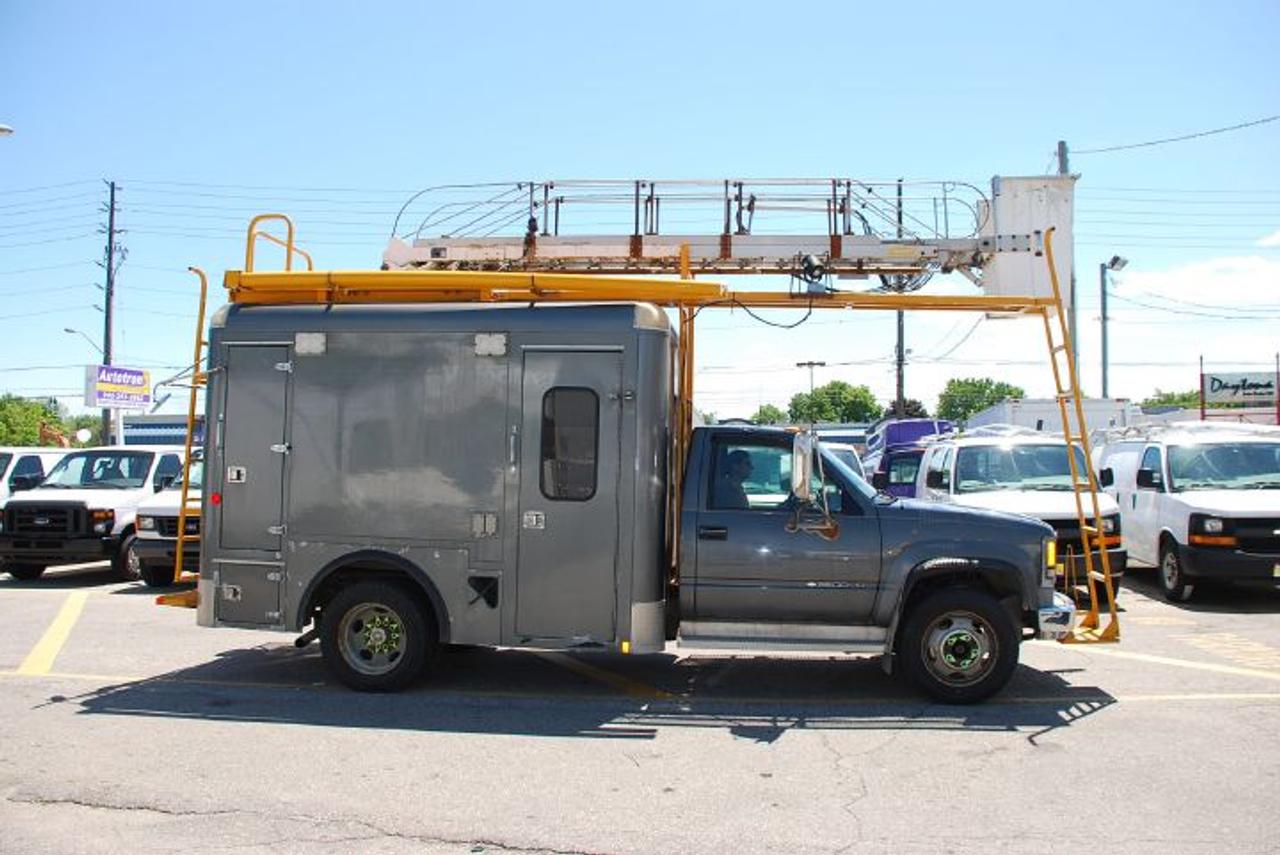 READY TO USE TRUCK, POWERFUL VORTEC ENGINE, 8 CYLINDERS, RUNS ON GAS, RWD, AUTO, AM/FM, A/C,ONAN GENERATOR, WARWICK TELELIFT, FIBRE GLASS BUCKET, REAR SHELVES, ENGINE HEATER BLOCK, RUNNING BOARD, BUCKET SEATS,  & OVER 36 FT WORKING HEIGHT.


WE ARE A WELL ESTABLISHED AND VERY REPUTABLE DEALER IN WOODBRIDGE, ONTARIO SELLING TOP QUALITY WORK CARGO & CUBES VANS.

FULLY CERTIFIED AND EMISSION TESTED - COMES WITH 6 MONTHS WARRANTY- 
GREAT FINANCING AND LEASING RATES ARE ALSO OFFERED.

COME IN FOR A TEST DRIVE, WE ARE LOCATED AT 5298 HWY 7 WEST IN WOODBRIDGE IN THE GREATER TORONTO AREA, GTA