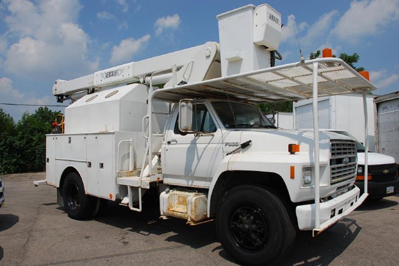 52 FT WORKING HEIGHT, VERSALIFT, V8 GAS 5SPD, READY TO WORK! NICE TRUCK! OPERATES WELL, VERY WELL MAINTAINED, INSULATED BOOM, SINGLE MAN BUCKET, UPPER & LOWER CONTROL.

FULLY CERTIFIED AND EMISSION TESTED - COMES WITH 6 MONTHS WARRANTY- 

GREAT FINANCING AND LEASING RATES ARE ALSO OFFERED.
WE ARE A WELL ESTABLISHED AND VERY REPUTABLE DEALER IN THE HEART OF WOODBRIDGE, ONTARIO SELLING TOP QUALITY WORK CARGO & CUBES VANS.

COME IN FOR A TEST DRIVE, WE ARE LOCATED AT 5298 HWY 7 WEST IN WOODBRIDGE IN THE GREATER TORONTO AREA. VERY EASY ACCESS FROM HWY 400, 407, & 427.