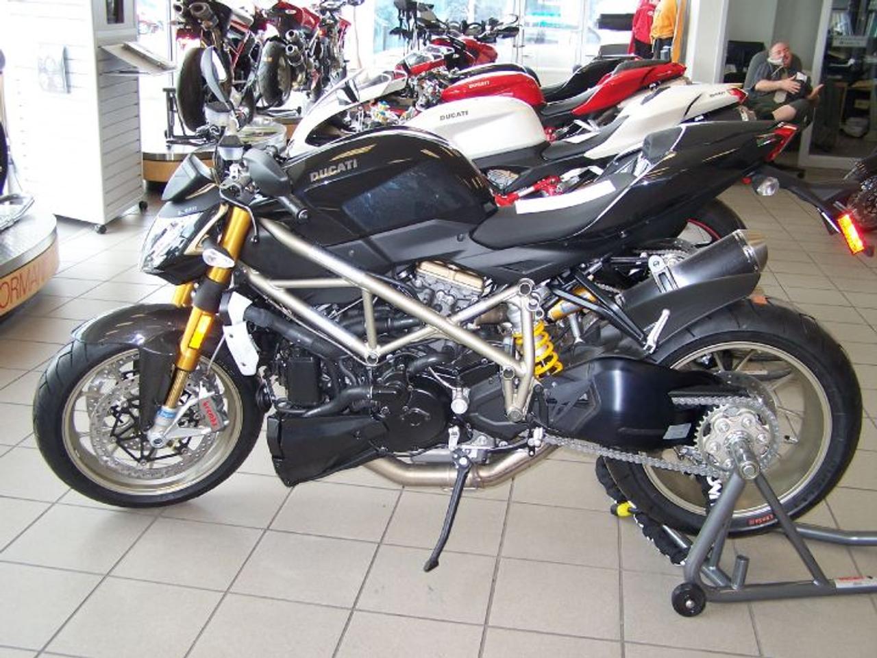 Description: 2010 DUCATI STREETFIGHTER.S 
STREETFIGHTER S. SUMMER SALE ON NOW!!!! CALL FOR PRICE $$$ 1800 9991209 $$$. *** SALE @ Ducati Oakville. Mon./Thurs 9:00am to 8:00pm Fri./Sat. 9:00am to 6:00pm. Over 40-50 new and pre-owned bikes on display. Carrying a full line of Ducati parts, accessories, apparal , gear and performance parts. Little more than 20 minutes from the CN tower.  QEW west past Trafalgar Square at The Bronte Rd exit turn into Piazza Ducati. Easy Financing available. trades possible , Your GTA West End Ducati Dealer. Best in Ducati Service. Quick turn around. Make it your destination today.   Benvenuti Vi Aspettiamo. 416 410 9465. 1800 999 1209 sales@peninsulaimports.com   call today  www.peninsulaimports.com 
Dont miss this owner trade. 100% original, great shape all services completed.