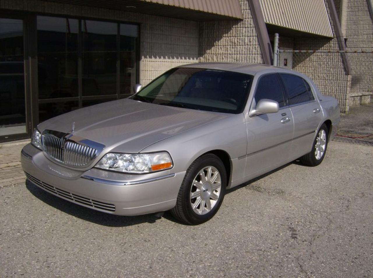 Used 2009 Lincoln Town Car Limited for sale in London, ON