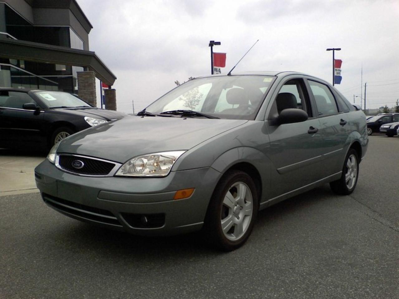 Used 2006 Ford Focus ZX4 SES Sedan for sale in Barrie, ON