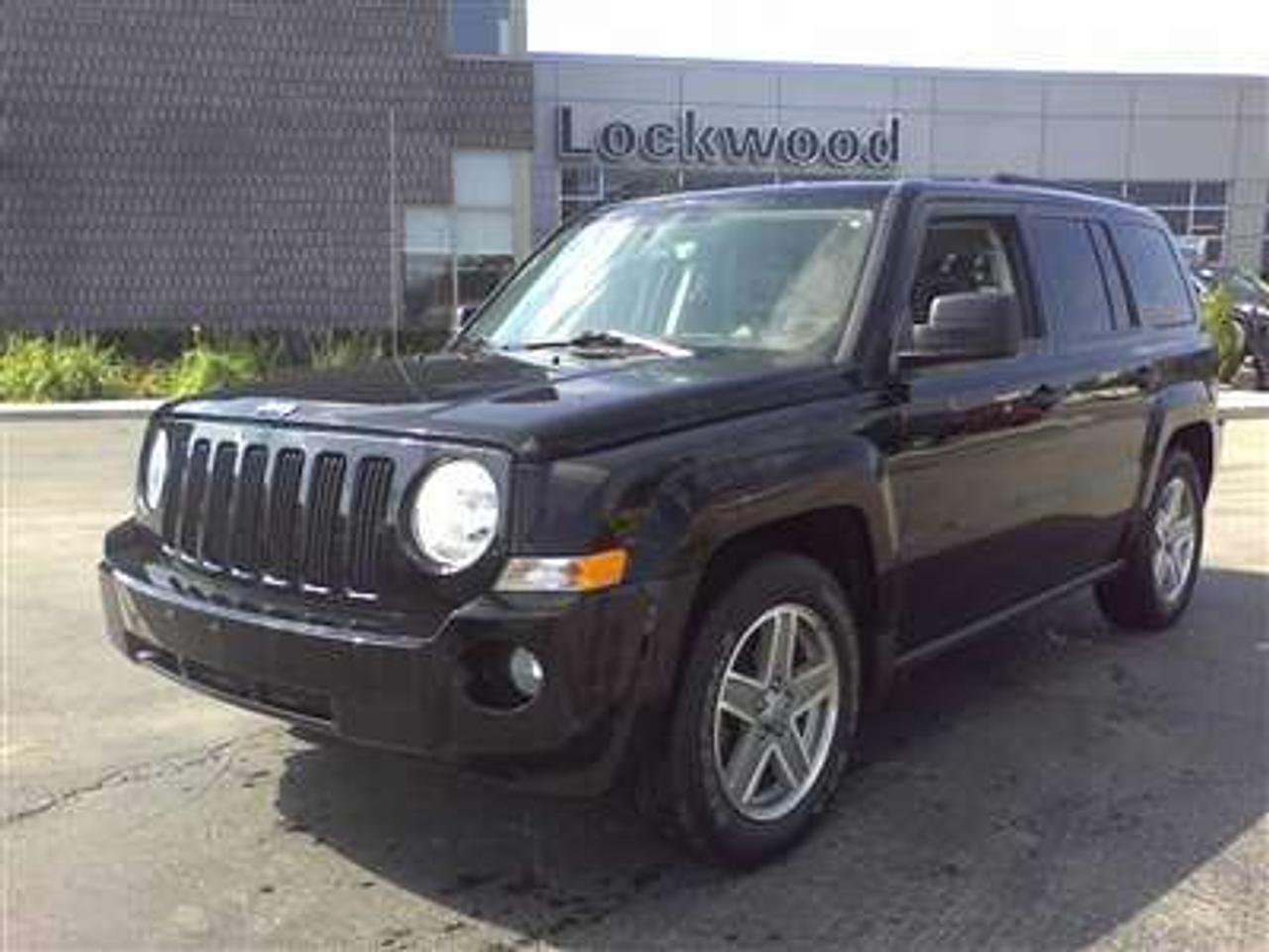 THIS PATRIOT HAS IT ALL!!! A FORMER LEASE RETURN WITH OPTIONS FROM 4X4, AUTO, THE NICE 17 ALLOY WHEELS. YOU CANT AFFORD TO MISS THIS DEAL. CALL US TODAY TO BOOK AN APPOINTMENT OR COME ON IN. CAR PROOF VERIFIED, PRICE IS PLUS HST. LICENSING EXTRA.