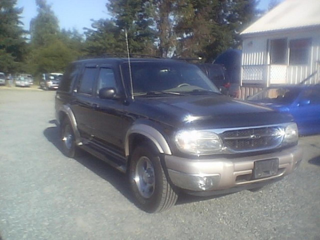 Used 2000 Ford Explorer Eddie Bauer 4WD for sale in Parksville, BC