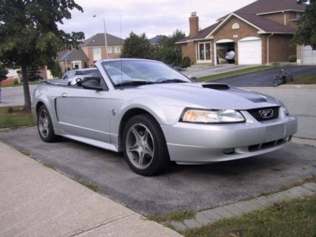 5 speed GT !!!!!!  4.6 litre V8 engine!!!!  35th Anniversary Edition with Steeda upgardes, low kms. All original One owner local ontario vehicle no accident, pls make an appointment for a tets drive, financing is available!!!! (safety, e-test and 2 years warranty is available for additional $499)