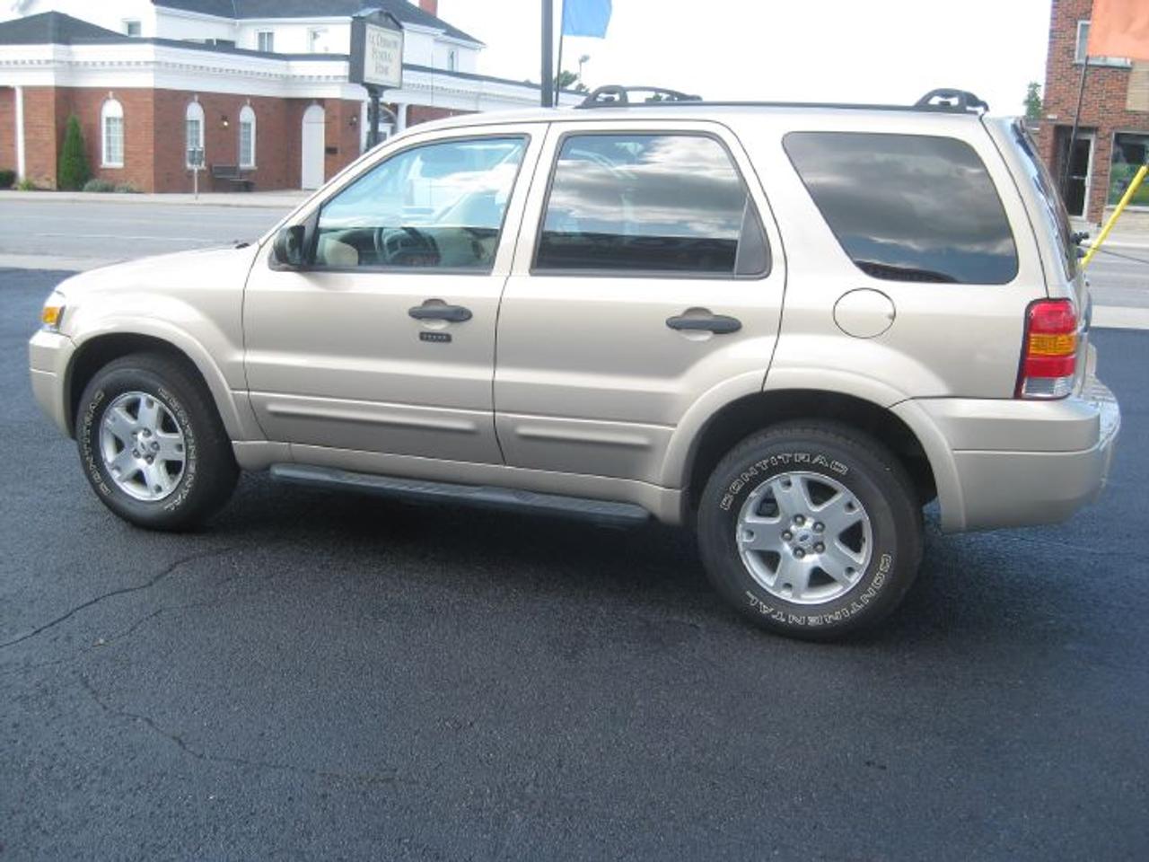 2007 Ford Escape. Beige Int. Black and Beige. Air conditioning. AM/FM. PDL. PW. PM. Excellent condition. Warranty Available.

Call 905-545-7200
ACEN MOTORS INC.
1926 King St. East.
Hamilton - Ontario.
www.acenmotors.com