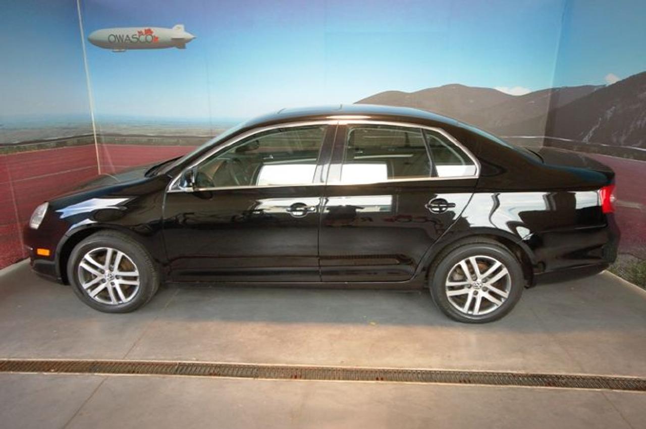 VW JETTA! AUTOMATIC TRANSMISSION, 2 YEARS OR 40,000KM CERTIFIED WARRANTY INCLUDED! SUNROOF, ALLOY WHEELS. BEAUTIFUL VEHICLE, WONT LAST LONG! ASK ABOUT OUR SPECIAL FINANCE RATES!