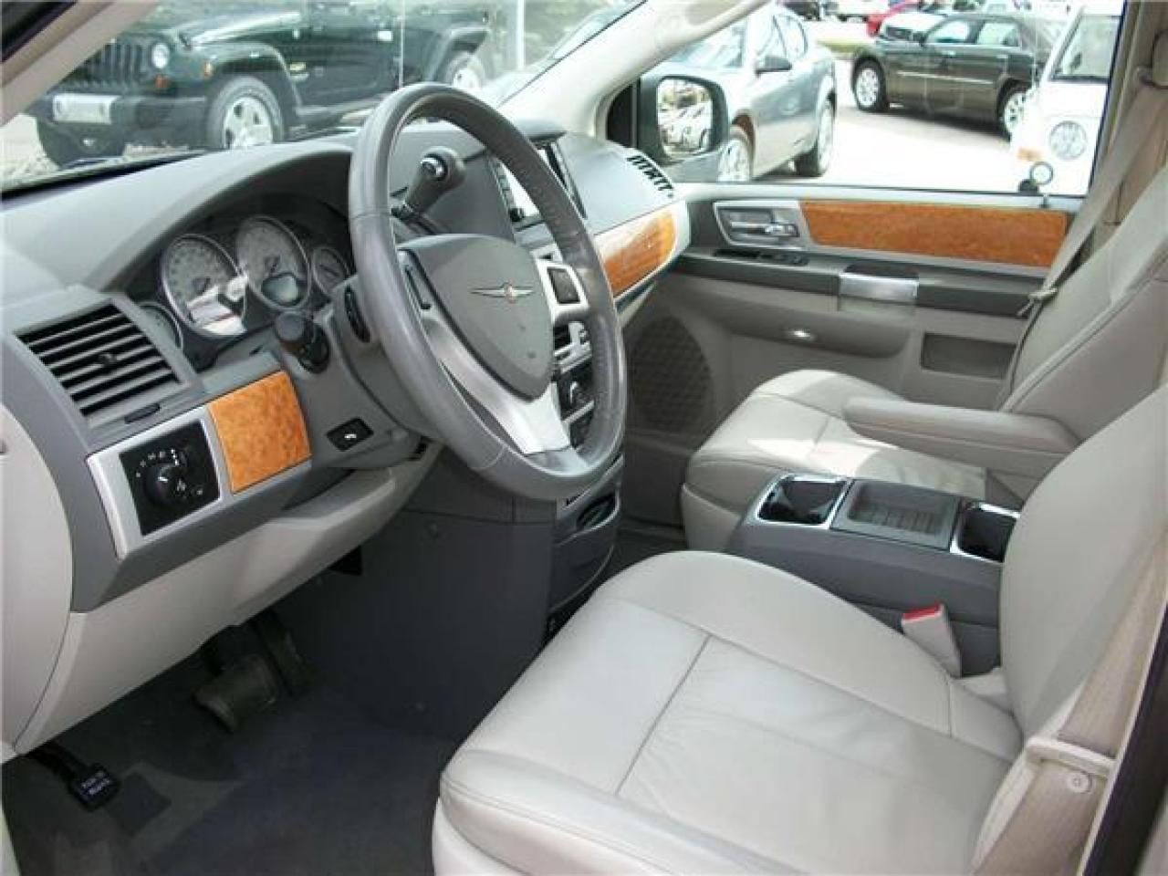 Used 2008 Chrysler Town and Country Limited for sale in Burlington, ON