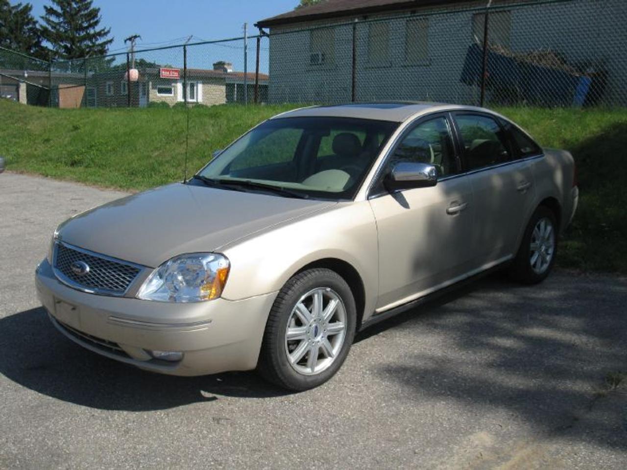STUNNING ALL WHEEL DRIVE FIVE HUNDRED LIMITED, FULL SIZE LUXURY AND MIDSIZE FUEL ECONOMY! TRADED AT RIDGEHILL TOWARDS A 2010 FUSION!