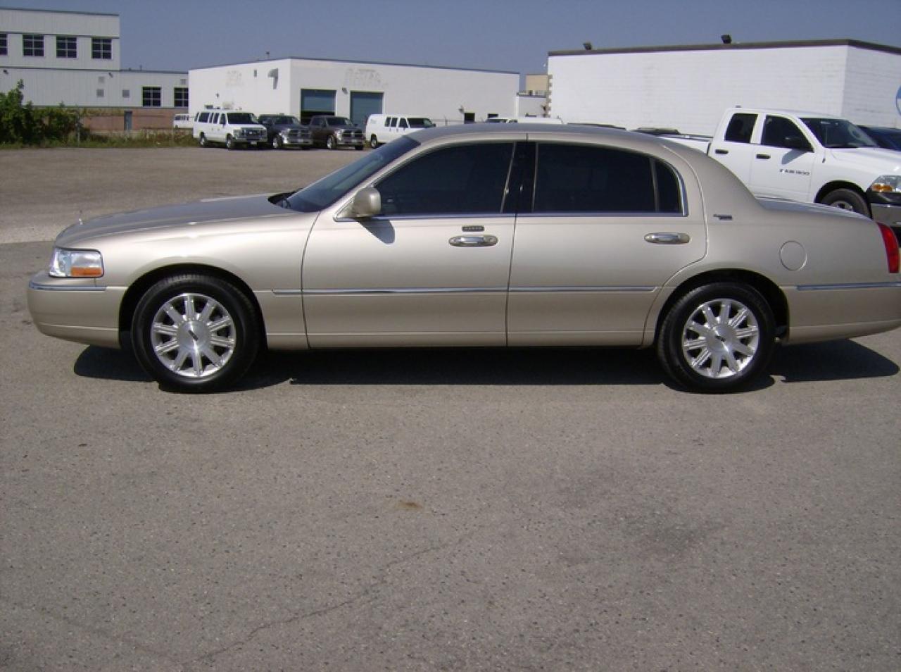 Used 2010 Lincoln Town Car Limited for sale in London, ON