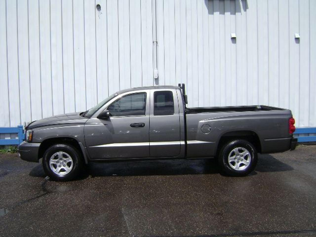 This Canadian truck includes an accident free CARPROOF history report, balance of factory warranty, and is guaranteed lien free. Buy with Confidence - Non-commissioned sales staff! Family Owned Business for Over 30 Years! Trade-ins welcome. Fill out our online credit application 24/7 at www.qualitycarsales.com to get pre-approved! Price/payments(OAC)+ taxes & licensing. Call for details!