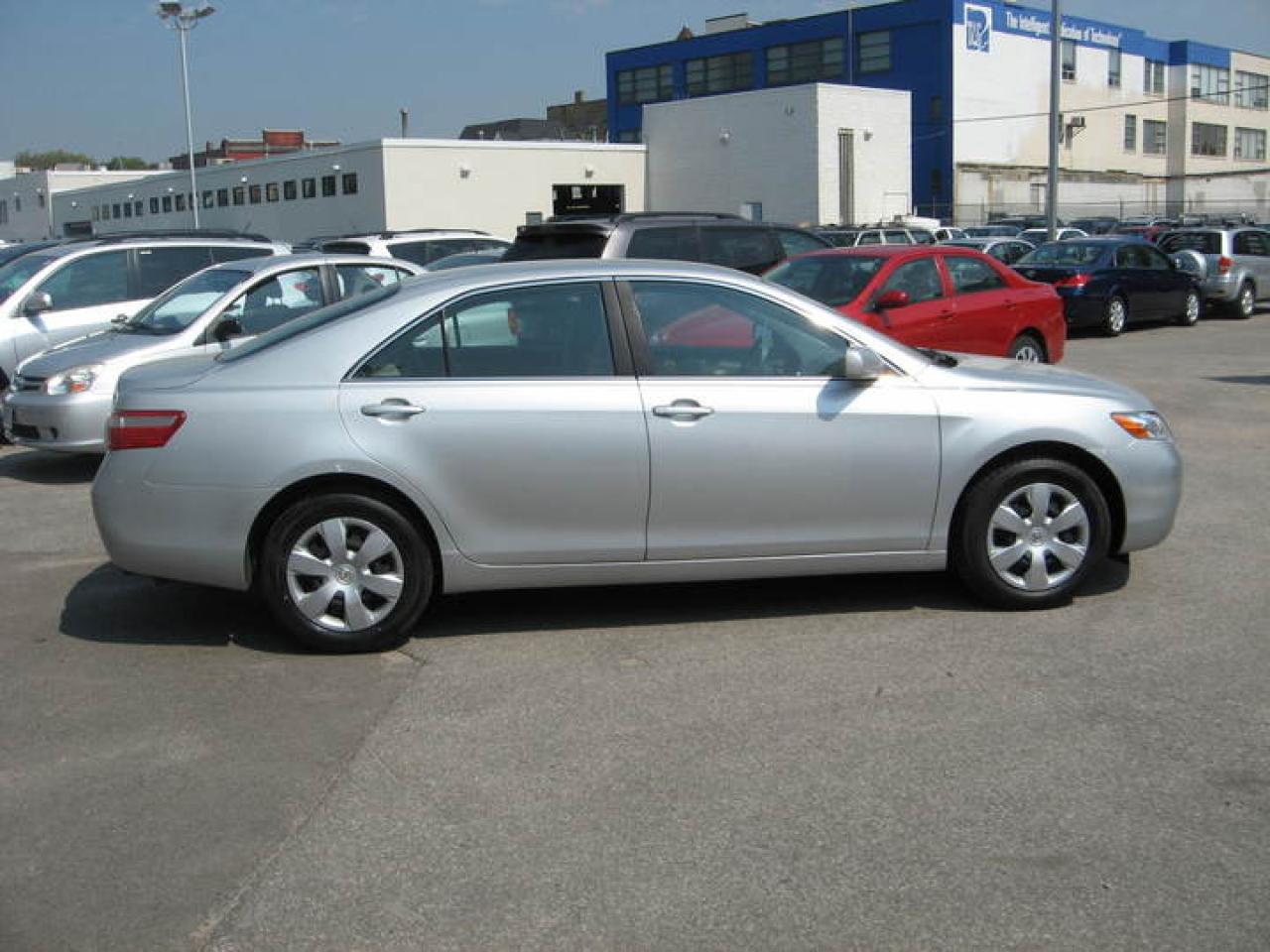618040
