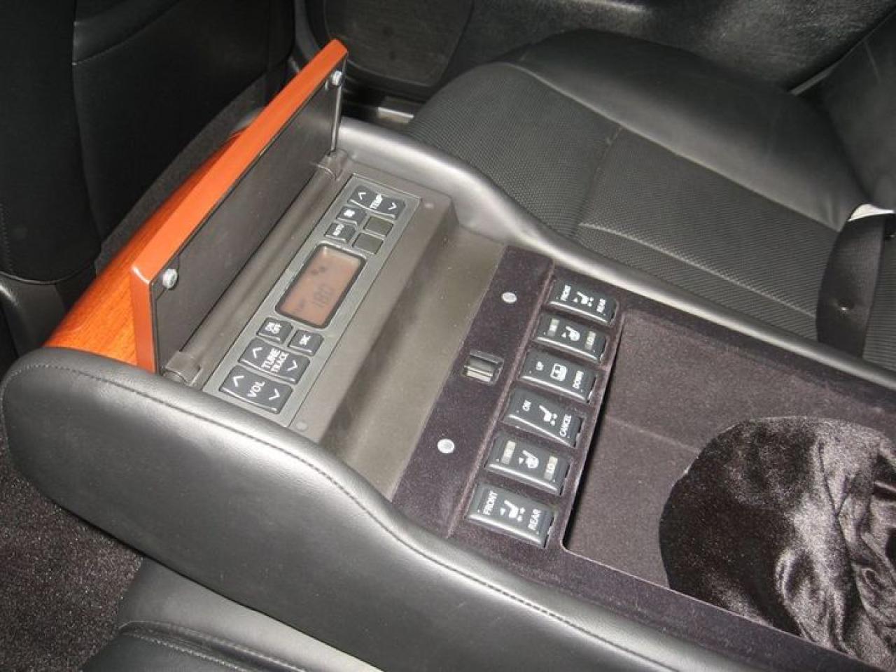 618211