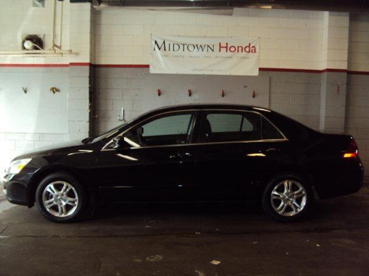 ONE OWNER... NO ACCIDENTS... HONDA  CERTIFIED... 100 POINT INSPECTION....  CARPROOF... 2.9% FINANCE RATE.... AUTO,  SUNROOF, ALLOYS AND MUCH MORE...  CALL OR COME IN NOW....MIDTOWN  HONDA, QUALITY CARS FAIR PRICES Call us toll-free at 1 877 240-2142
