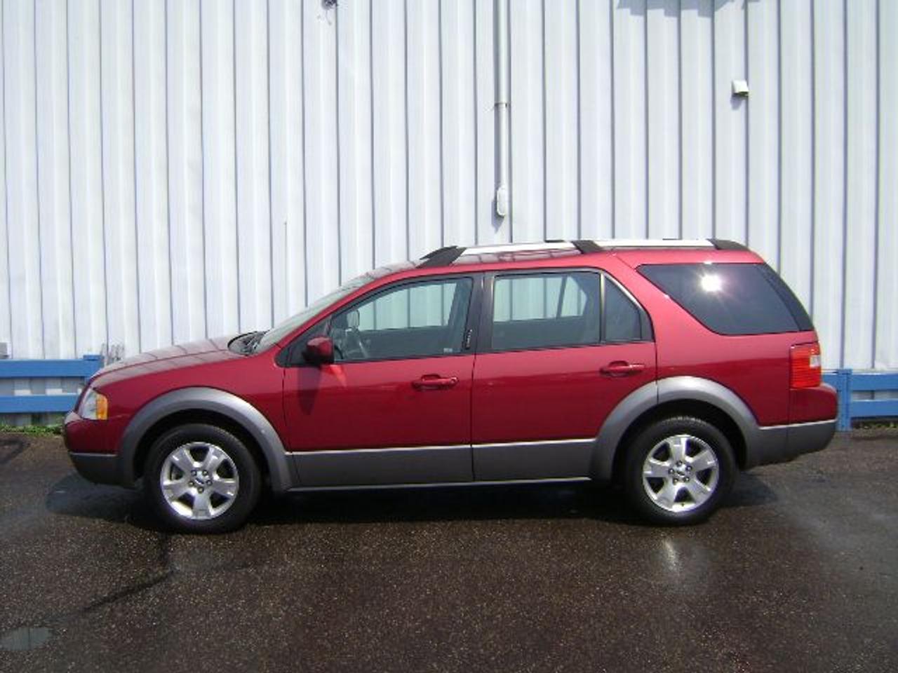 This Canadian SUV includes an accident free CARPROOF history report, balance of factory warranty, and is guaranteed lien free. Buy with Confidence - Non-commissioned sales staff! Family Owned Business for Over 30 Years! Trade-ins welcome. Fill out our online credit application 24/7 at www.qualitycarsales.com to get pre-approved! Price/payments(OAC)+ taxes & licensing. Call for details!