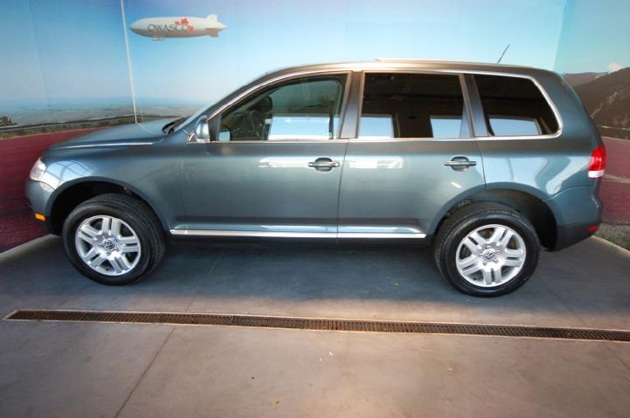 TOUAREG V8! 2 YEARS OR 40,000KM VW CERTIFIED WARRANTY INCLUDED! NAVAGATION SYSTEM, TOWING PACKAGE, KESSY KEYLESS SYSTEM! WONT LAST LONG! ASK ABOUT OUR SPECIAL FINANCE RATES! *plus applicable taxes*