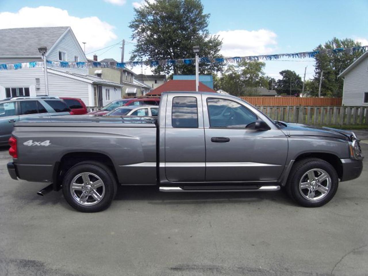 <p>LOW KMS!! ONLY 17,800 KMS!! 1-OWNER LEASE! NO ACCIDENTS!! MANY EXTRAS! IN SERVICE DATE: JULY 31/07! BALANCE OF CHRYSLER WARRANTY! UNDERCOATED!! LIKE NEW CONDITION!!</p>