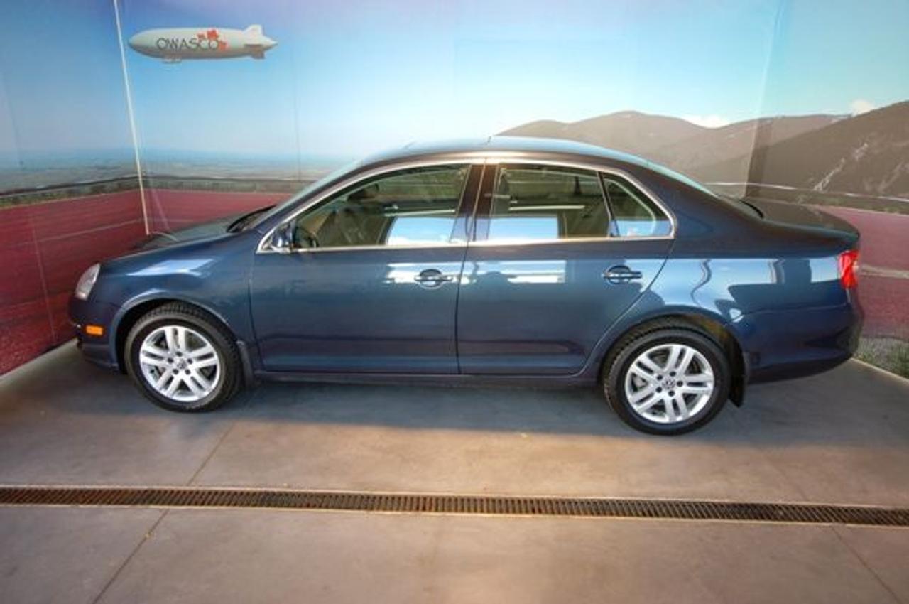JETTA TDI! SAVE $$$ ON FUEL, 2 YEARS OR 40,000KM VW CERTIFIED WARRANTY INCLUDED! EXTRA CLEAN VEHICLE, SUNROOF, ALLOY WHEELS! THIS VEHICLE WONT LAST! ASK ABOUT OUR SPECIAL FINANCE RATES! *plus applicable taxes*