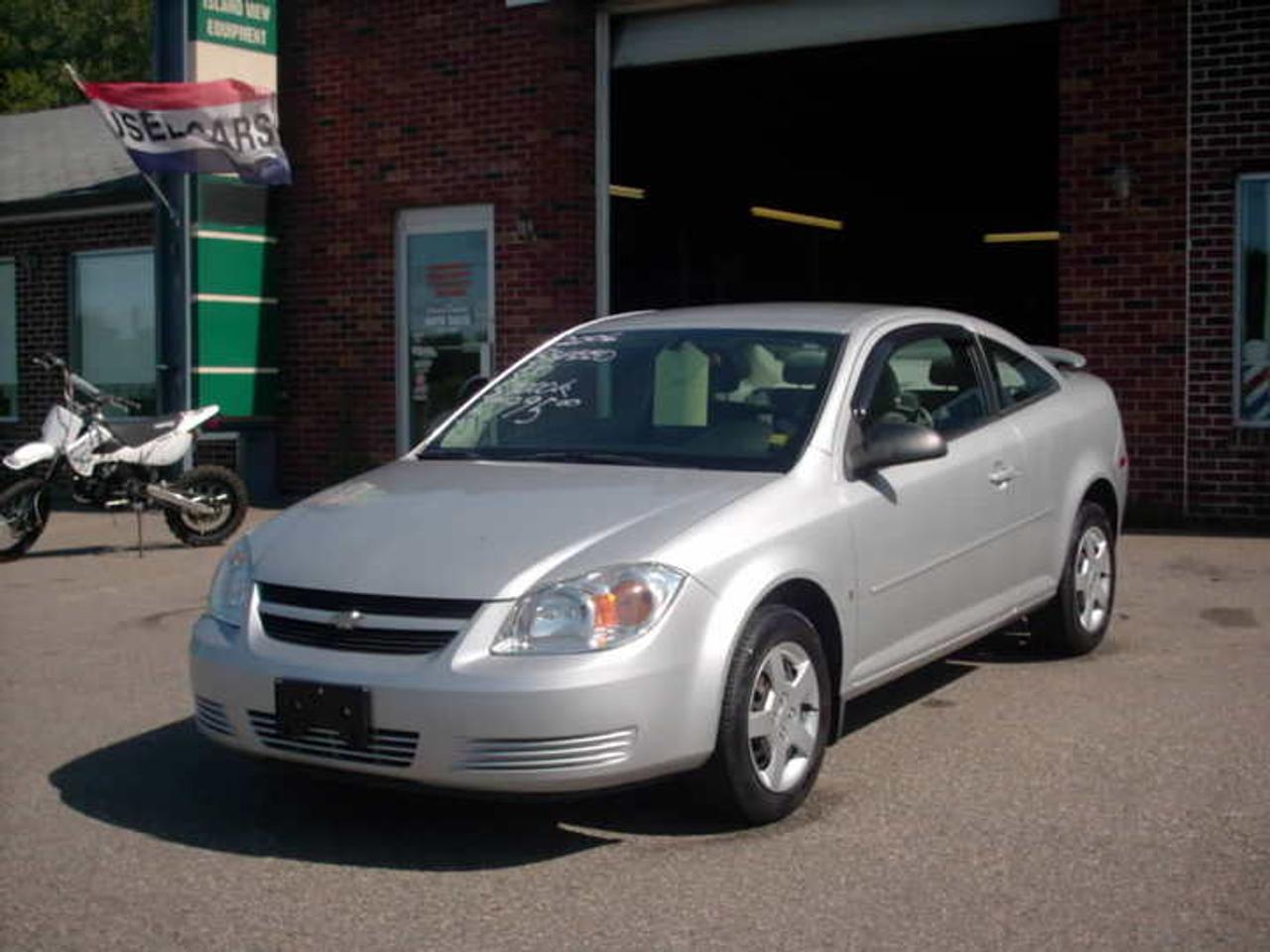 06 COLBOLT 2 DR , 5 SPEED, CD PLAYER, REAR SPOILER, GOOD TIRES , GOOD MVI , VERY NICE CAR @ A NICE PRICE bal of gm warranty