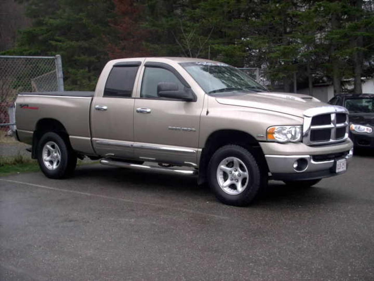 O5 RAM 4X4 QUAD CAB, LOADED, EXTRAS CHROME BOX TOPS, TRI FOLD TONNEAU COVER , TUBE STEPS, CHROME DOOR AND TAIL GATE HANDLES, HOOD DEFLECTOR , HEMI  ENGINE,