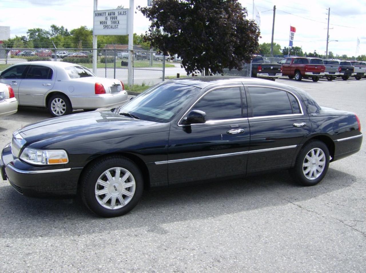 Used 2010 Lincoln Town Car Limited for sale in London, ON