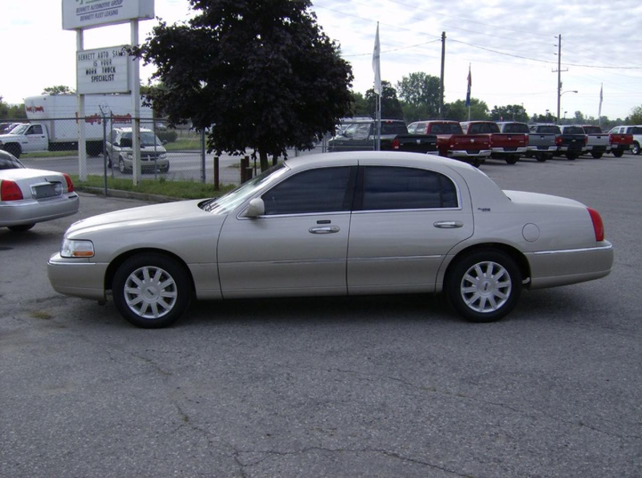 Used 2010 Lincoln Town Car LIMITED CONTINENTAL SERIES for sale in London, ON